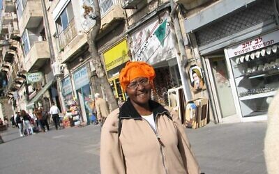 Florence Wangiju pose pour une photo dans la rue, lors d’un voyage en Israël. (Crédit : Avec l’aimable autorisation de Winnie Wangu/via la JTA)