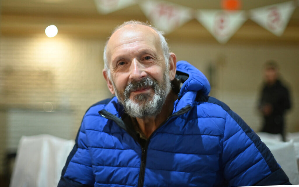 Un chauffeur de bus, Dede Mayer, attend le dîner  au camp de réfugiés d'Irshava, en Ukraine, le 5 avril 2022. (Crédit : Cnaan Liphshiz/ JTA)
