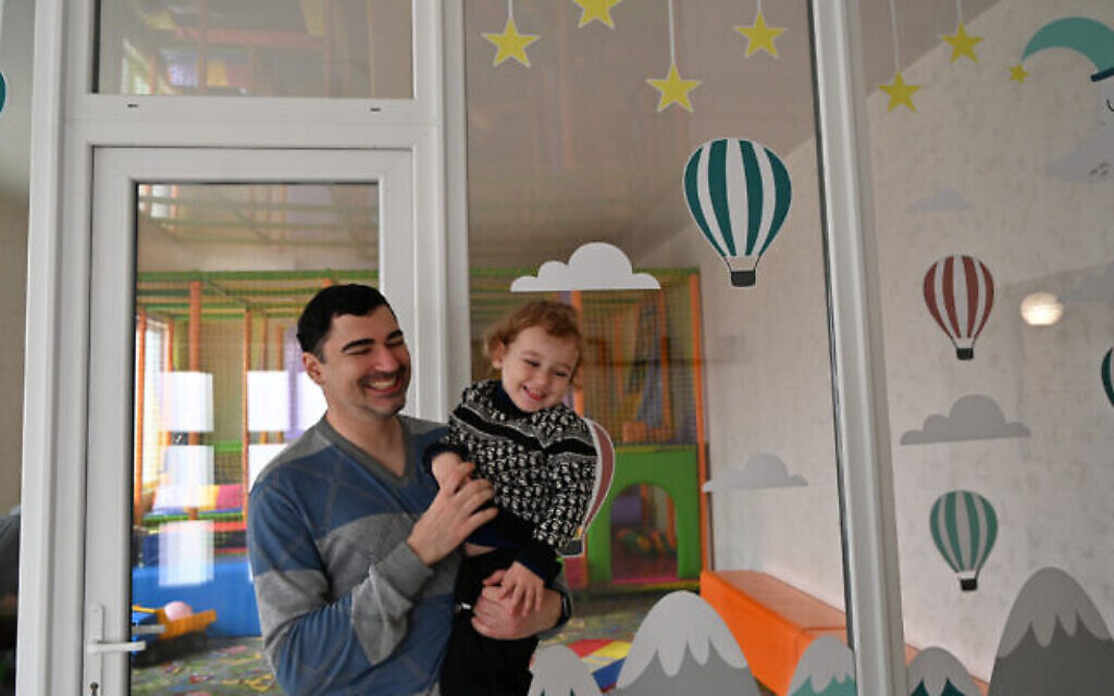 Stanislav Gluzman et son fils Mikhail au camp de réfugiés d'Irshava, en Ukraine, le 5 avril 2022. (Crédit : Cnaan Liphshiz/ JTA)
