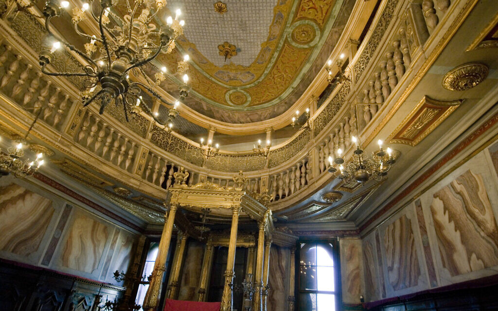 L'arche de la Torah est éclairée par des lustres dans la Scuola Grande Spagnola, ou synagogue espagnole, à Venise. (Crédit: Orge Castellano/JTA)