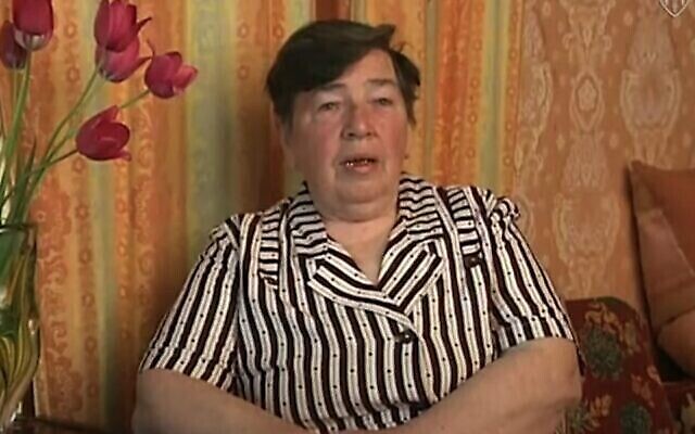 Vanda Semyonovna Obiedkova enregistre son témoignage de survivante de la Shoah pour la USC Shoah Foundation en 1998. (Crédit : Capture d’écran via la JTA)