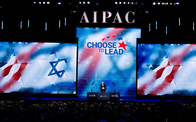 Le vice-président américain de l'époque, Mike Pence, prend la parole lors de la conférence politique 2018 de l'American Israel Public Affairs Committee (AIPAC) au Washington Convention Center, le 5 mars 2018, à Washington, DC. (Crédit: AP Photo/José Luis Magana)