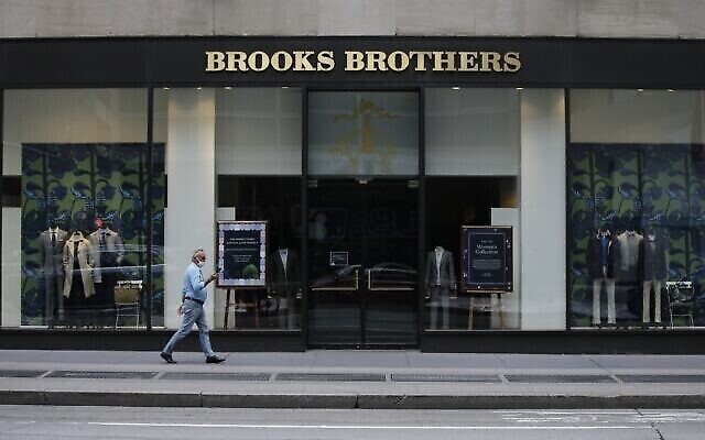 Le 8 juillet 2020, des piétons portant un masque de protection passent devant un magasin Brooks Brothers à New York. (Crédit : Frank Franklin II/AP)
