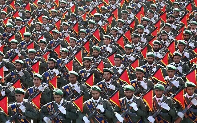 Dans cette photo d'archive du 21 septembre 2016, les troupes des Gardiens de la révolution iranienne défilent à Téhéran, en Iran. (Crédit : AP Photo/Ebrahim Noroozi)