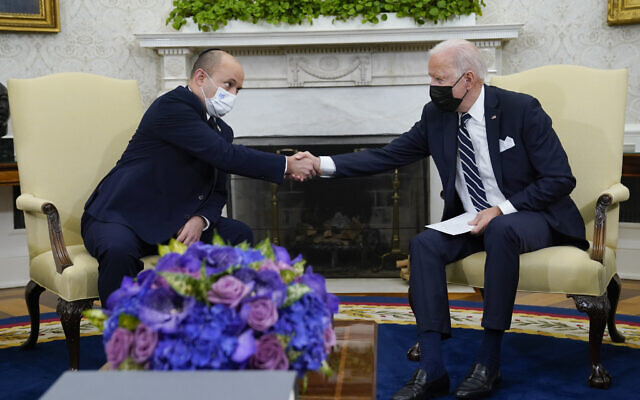 Le président américain Joe Biden serre la main du premier ministre israélien Naftali Bennett lors de leur rencontre dans le bureau ovale de la Maison Blanche, vendredi 27 août 2021, à Washington. (Crédit: AP Photo/Evan Vucci)