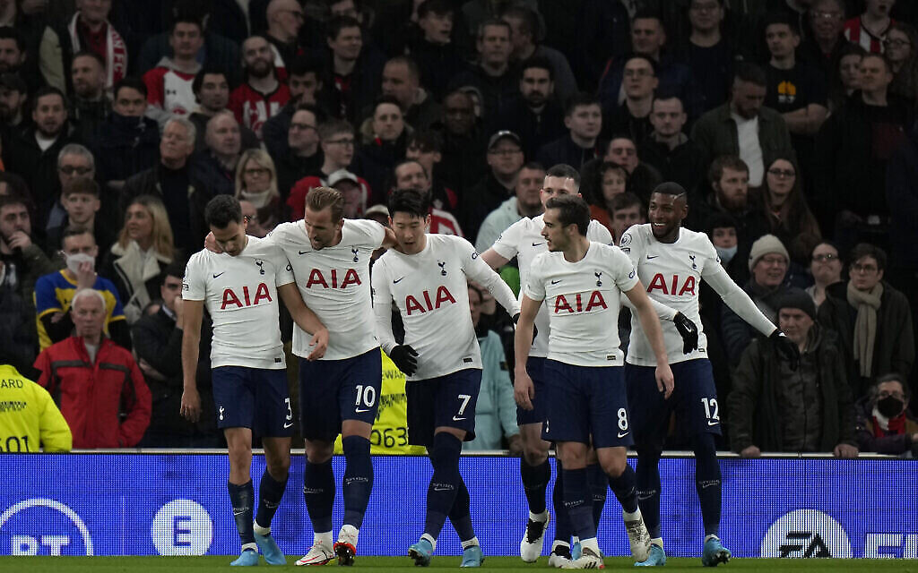 Les joueurs de Tottenham célèbrent un but marqué lors du match de football de la Premier League anglaise contre Southampton, au Tottenham Hotspur Stadium à Londres, le 9 février 2022. (Crédit : Alastair Grant/AP)