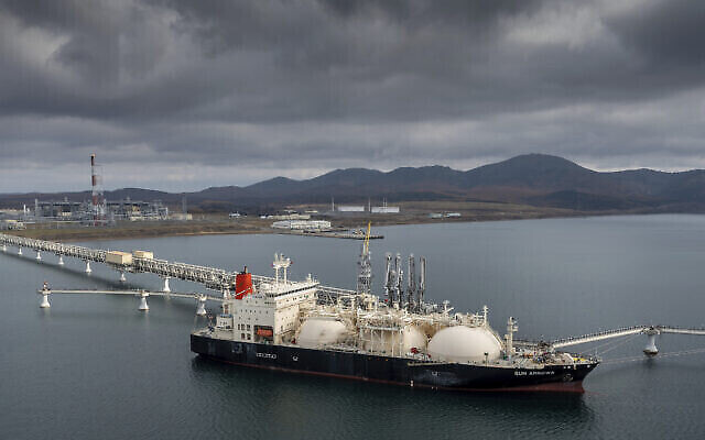 Illustration. Le pétrolier Sun Arrows charge sa cargaison de gaz naturel liquéfié du projet Sakhalin-2 dans le port de Prigorodnoye, en Russie, le 29 octobre 2021. (Crédit : AP Photo, File)