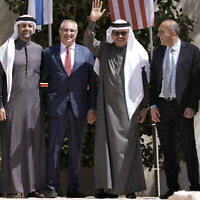 Le ministre des Affaires étrangères de Bahreïn, Abdullatif al-Zayani, salue les photographes suite au sommet du Negev organisé au Kibbutz Sde Boker, dans le sud d'Israël, le 28 mars 2022. (Crédit : AP Photo/Tsafrir Abayov)