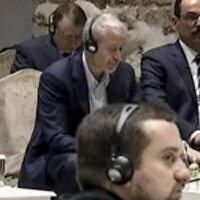 Dans cette image tirée d'une vidéo fournie par la présidence turque, le Russe Roman Abramovich, au centre, écoute le président turc Recep Tayyip Erdogan pendant la réunion des délégations russe et ukrainienne pour des pourparlers à Istanbul, en Turquie, le 29 mars 2022. (Crédit ; Présidence turque via AP)