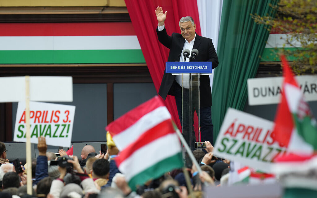 Le Premier ministre Viktor Orban salue ses partisans avant un discours lors du dernier rassemblement électoral de sa campagne avant l'élection de dimanche à Szekesfehervar, en Hongrie, le 1er avril 2022. (Crédit : AP Photo/Petr David Josek)