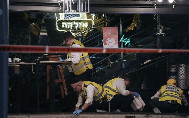 Des membres de l'équipe israélienne de sauvetage et de récupération de Zaka nettoient le sang du site d'une fusillade à Tel Aviv, Israël, le jeudi 7 avril 2022. (Crédit: Photo/Ariel Schalit)