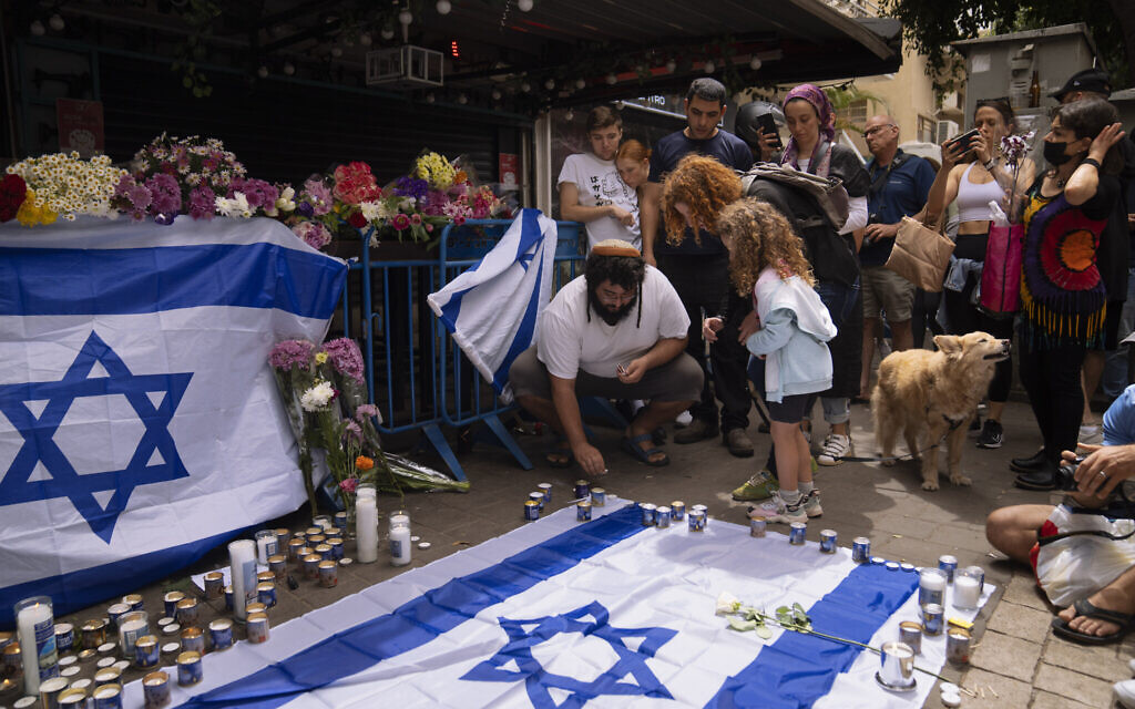 Des Israéliens se rassemblent sur le site d'une fusillade dans la rue Dizengoff à Tel Aviv, le 8 avril 2022. (Crédit: AP Photo/Oded Balilty)