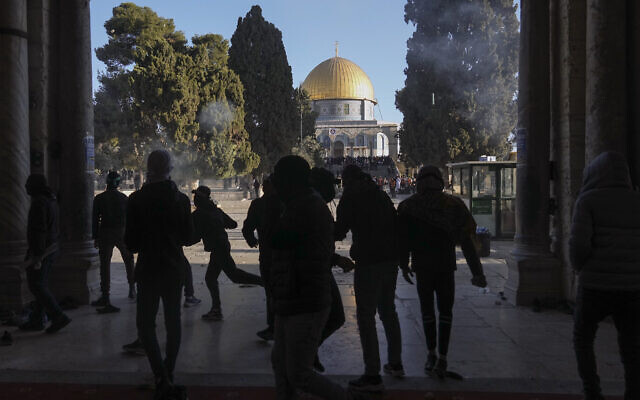 Des Palestiniens affrontent les forces de sécurité israéliennes sur le mont du Temple dans la vieille ville de Jérusalem, le 15 avril 2022. (Crédit: AP Photo/Mahmoud Illean)