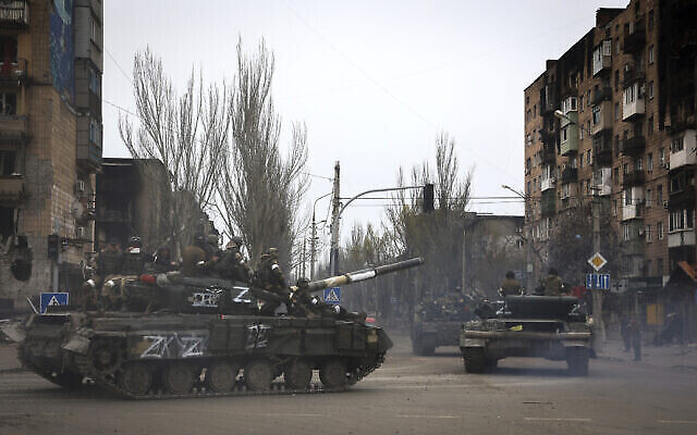 Des véhicules militaires russes circulent dans une zone contrôlée par les forces séparatistes soutenues par la Russie à Marioupol, en Ukraine, le 23 avril 2022. (Crédit: AP Photo/Alexei Alexandrov)