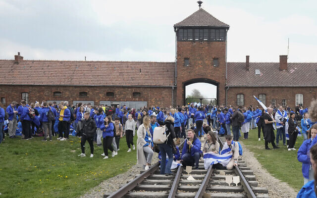 Visiteurs du camp de concentration nazi d'Auschwitz après la Marche des vivants, à Oswiecim, en Pologne, le 28 avril 2022. (Crédit: AP/Czarek Sokolowski)