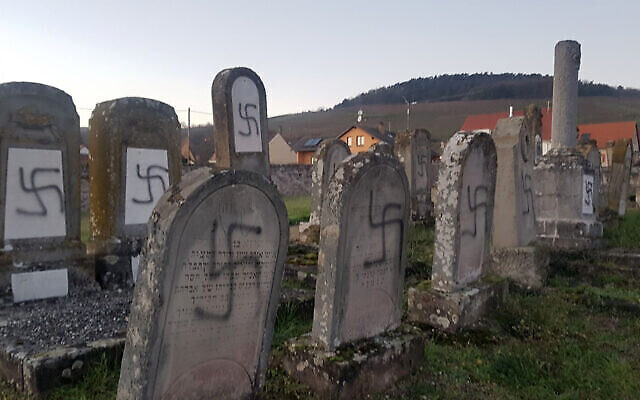 Des tombes recouvertes de croix gammées photographiées dans un cimetière juif à Westhoffen, dans l’est de la France, le 3 décembre 2019. (Crédit : AP Photo)