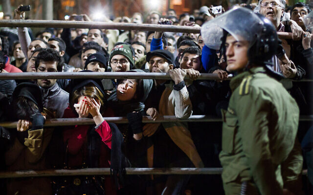 Illustration. Des femmes iraniennes assistent à l'exécution d'Alireza Mafiha et de Mohammad Ali Sarvari, sans être vues, àTéhéran, Iran, 20 janvier 2013. (Crédit : AP Photo/Fars, Ebrahim Noroozi)
