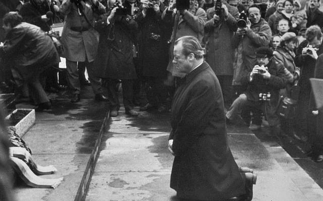 Cette photo de 1970 montre l’ancien chancelier ouest-allemand et prix Nobel de la paix, Willy Brandt, lors de sa visite dans l’ancien ghetto juif de Varsovie. (Crédit : AP-PHOTO)