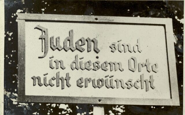 Un panneau antisémite photographié en Allemagne, vers 1935, disait : " Les juifs ne sont pas les bienvenus ici". (Crédit : Extrait de l’album Motorcycle, avec la permission de la Wiener Holocaust Library)