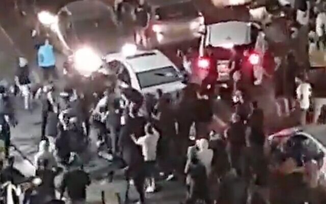 Capture d'écran d'une vidéo d'une foule de manifestants juifs tirant un Arabe de son véhicule à Bat Yam, le 21 mai 2021. (Crédit: Twitter)