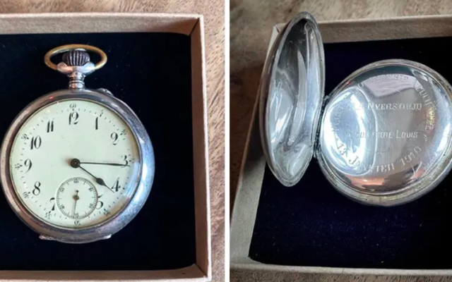 La montre de poche volée à un Juif néerlandais par un nazi pendant la Seconde Guerre mondiale restituée à ses héritiers. (Crédit : Pieter Janssens)