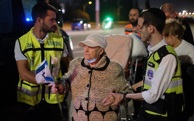 Une survivante ukrainienne de la Shoah et réfugiée, Sofia Trizna, est assistée pour monter à bord d'une ambulance après avoir débarqué d’un avion de transport médical spécial qui a atterri à l’aéroport Ben Gurion le 27 avril 2022. (Crédit : Judah Ari Gross/Times of Israel)