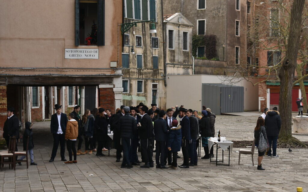 Des Juifs orthodoxes se rassemblent dans l'ancien ghetto juif de Venise. (Crédit: Photo de Paolo Raccanelli)