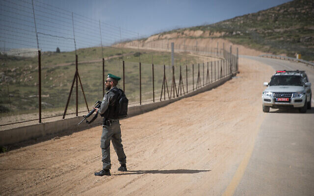 Garde de la police des frontières israélienne près de la barrière de sécurité, à proximité du village de Hizme, en Cisjordanie, le 27 mars 2018. (Crédit : Yonatan Sindel/Flash90)