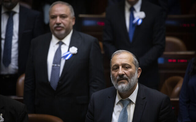 Le président du Shas, le ministre de l'Intérieur Aryeh Deri, en avant à droite, et le chef d'Yisrael Beytenu, le député Avigdor Liberman, à l'arrière gauche, dans la salle plénière lors de l'ouverture de la 22e Knesset, à Jérusalem, le 3 octobre 2019. (Crédit : Hadas Parush/ Flash90)