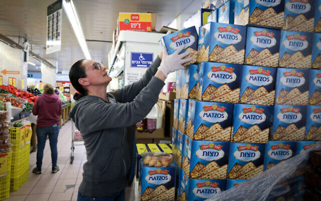 Une femme achète du matzah dans un supermarché de Jérusalem, le 31 mars 2020. (Crédit : Yossi Zamir/Flash90)