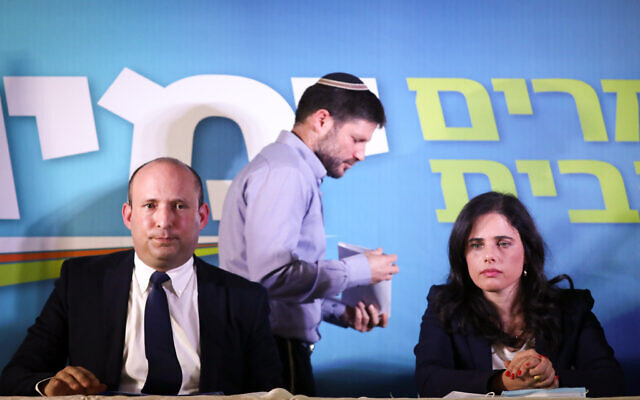 Naftali Bennett, à gauche, Ayelet Shaked, à droite, et Bezalel Smotrich, derrière, lors d'une conférence de presse du parti Yamina à Jérusalem, le 14 mai 2020. (Crédit :  Yonatan Sindel/FLASH90)