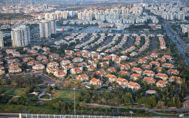 Vue aérienne de la ville israélienne de Rishon le Tzion, le 17 décembre 2019. (Crédit : Moshe Shai/FLASH90)