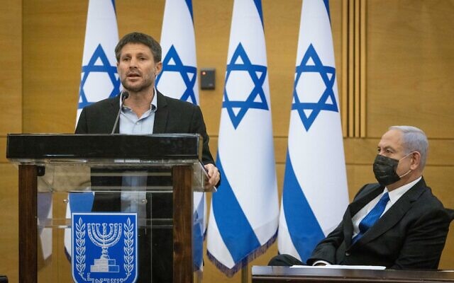 Le chef du parti Sionisme religieux, le député Bezalel Smotrich, près de l'ex-Premier ministre Benjamin Netanyahu pendant une réunion des partis d'opposition à la Knesset, le 28 juin 2021. (Crédit : Yonatan Sindel/Flash90)