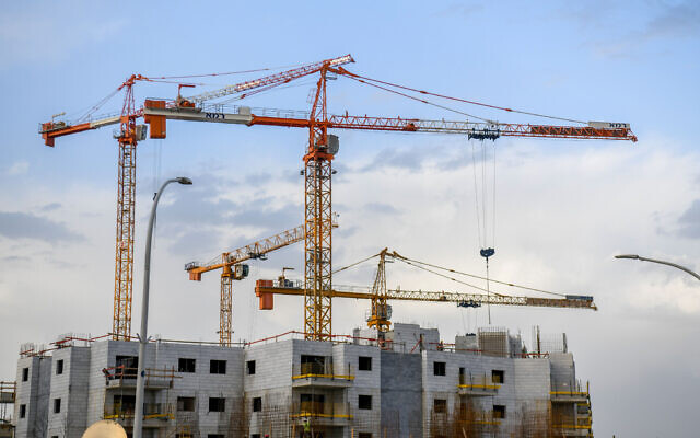 Illustration : Vue d'un chantier de construction dans la ville de Gedera, le 3 février 2022. (Crédit: Yossi Zeliger/Flash90)