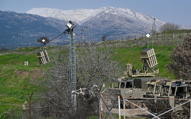 Illustration : Un système de défense aérienne du "Dôme de Fer" près de la frontière israélienne avec le Liban, le 18 février 2022. (Crédit : Michael Giladi/Flash90)