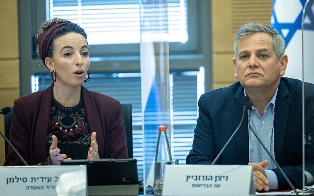 La députée Yamina Idit Silman et le ministre de la Santé Nitzan Horowitz lors d'une audition de la commission du travail, du bien-être et de la santé de la Knesset à Jérusalem, le 28 février 2022. (Crédit : Yonatan Sindel/Flash90)