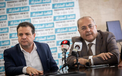 Le député Ayman Odeh à gauche, chef de la Liste arabe unie, et le député Ahmad Tibi assistent à une réunion de faction, à la Knesset, à Jérusalem, le 7 mars 2022. (Crédit: Yonatan Sindel/Flash90)