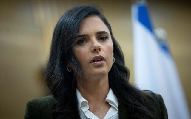 Le ministre de l'Intérieur Ayelet Shaked lors d'une conférence de presse à la Knesset, le 8 mars 2022. (Crédit : Yonatan Sindel/Flash90)