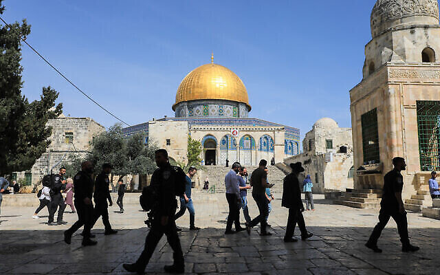 La police israélienne escorte un groupe de Juifs religieux alors qu’ils visitent le mont du Temple, dans la Vieille Ville de Jérusalem, le 31 mars 2022. (Crédit : Jamal Awad / Flash90)