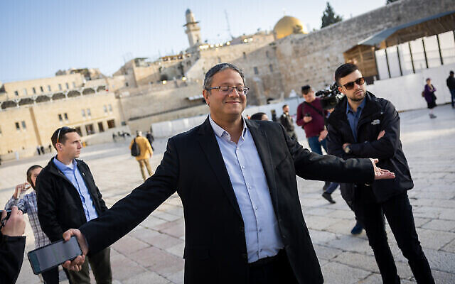 Le politicien d'extrême droite MK Itamar Ben Gvir après avoir visité le Mont du Temple, au Mur occidental dans la Vieille Ville de Jérusalem, le 31 mars 2022. (Crédit : Yonatan Sindel/Flash90)