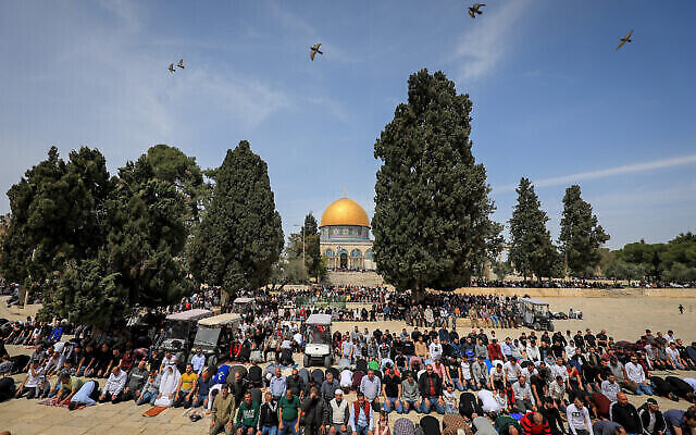 Des Palestiniens assistent aux prières du vendredi à la mosquée Al-Aqsa sur le mont du Temple, dans la Vieille Ville de Jérusalem, le 1er avril 2022. (Crédit : Jamal Awad/Flash90)