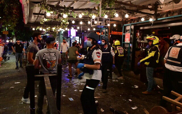 La police et les secouristes sur les lieux d'une fusillade dans la rue Dizengoff, au centre de Tel Aviv, le 7 avril 2022. (Crédit : Avshalom Sassoni/FLASH90)