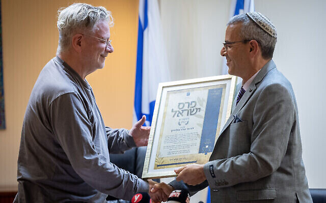 Le professeur de mathématiques et d’informatique de l’Institut Weizmann Oded Goldreich (à gauche) reçoit le Prix d’Israël lors d’une cérémonie au ministère de l’Éducation à Jérusalem, le 11 avril 2022. (Crédit : Yonatan Sindel/Flash90)