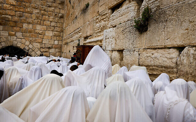 Des fidèles juifs se couvrent de leur châle de prière alors qu’ils participent à la bénédiction pour Pessah au mur Occidental dans la Vieille Ville de Jérusalem, le 20 avril 2022. (Crédit : Olivier Fitoussi/Flash90)