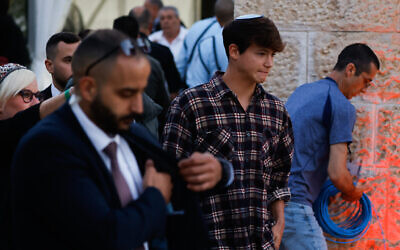 Yoni Bennett, le fils du Premier ministre Naftali Bennett, assiste à une cérémonie organisée au musée commémoratif de la Shoah Yad Vashem à Jérusalem, pendant Yom HaShoah, le 27 avril 2022. (Crédit : Olivier Fitoussi/Flash90)