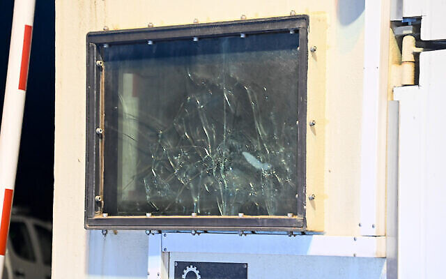 La vitre brisée du poste de garde visé par une fusillade à l'entrée d'Ariel, en Cisjordanie, le 30 avril 2022. (Crédit : Flash90)