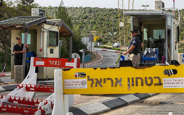 Du personnel de sécurité et de secours sur les lieux d'une fusillade à l'entrée d'Ariel, en Cisjordanie, le 30 avril 2022 (Crédit : Flash90)