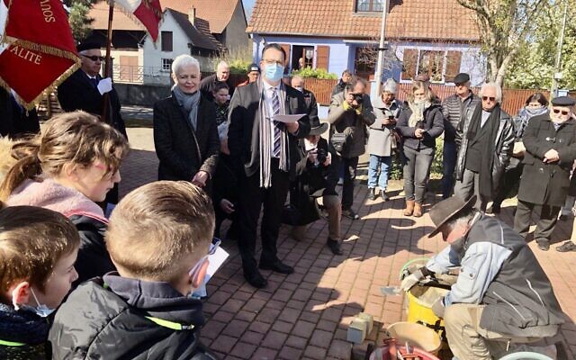 Cérémonie de pose de nouveaux pavés de la mémoire à Biesheim, en Alsace, le 4 avril 2022, en présence de la ministre Brigitte Klinkert. (Crédit : Brigitte Klinkert / Twitter)