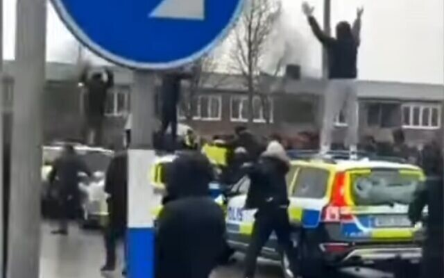 Suède : Trois policiers blessés dans une contre-manifestation contre l'extrême droite. (Crédit : capture d’écran vidéo Twitter)