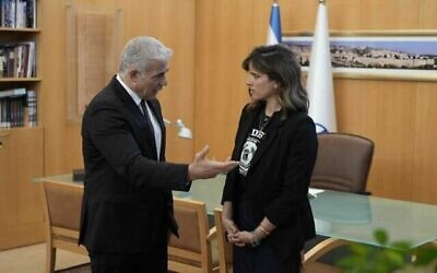 Le ministre des Affaires étrangères Yair Lapid (à gauche) et l’envoyée spécial contre l’antisémitisme et la délégitimation d’Israël, Noa Tishby, au ministère des Affaires étrangères, le 11 avril 2022. (Crédit : Ministère des Affaires étrangères)